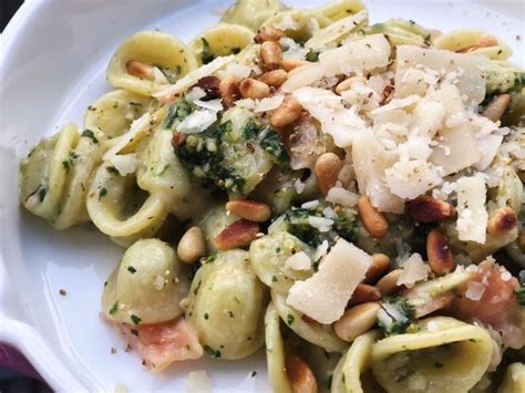 PASTA PESTO MET GEROOKTE ZALM EN GEROOSTERDE PIJNBOOMPITJES