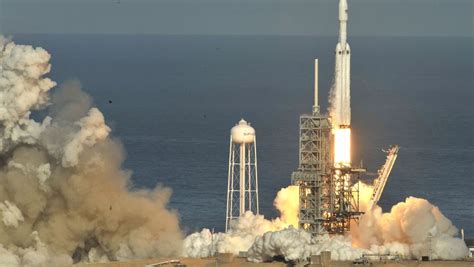 Die rakete hob problemlos vom raumfahrtbahnhof wenchang auf der südchinesischen insel hainan ab… SpaceX: Rakete startet mit Tesla ins All - manager magazin