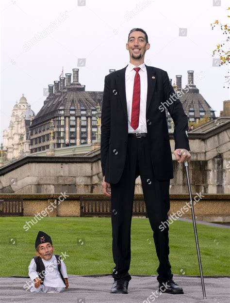 Worlds Tallest Man Sultan Kosen Meets Worlds Foto Editorial En Stock