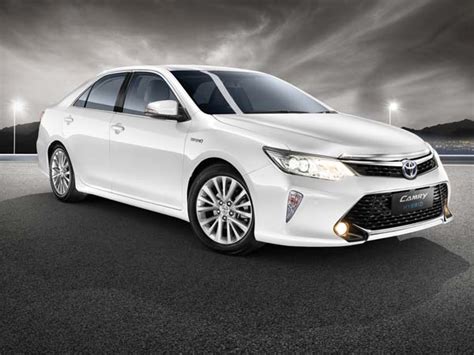 The 2017 toyota camry sits near the top of our midsize car rankings. Facelifted Toyota Camry Hybrid Launched In India; Launch Price, Specs, And More - DriveSpark News