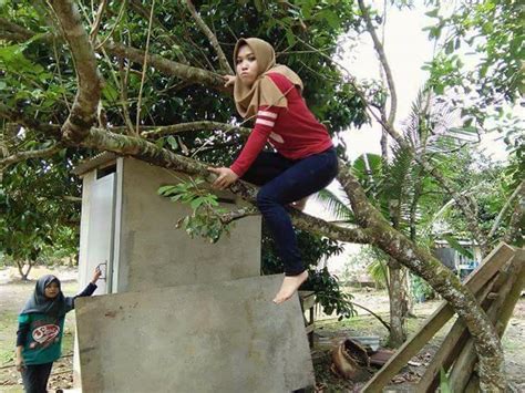 Salah satunya adalah dengan membaca cerpen singkat lucu di bawah ini. 11 Pose Kocak 'Menantang Maut' Ini Bikin Ngakak Sampai ...