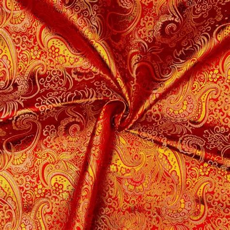 Découvrez les caches prises permettant de bloquer l'accès aux prises des petites mains curieuses. Tissu Jacquard en Soie de Couleurs avec Cachemire Doré