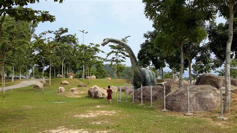 Untuk sampai ke sini, dari jusco seremban 2, terus je ikut signboard ke s2 heights. Dinosaurs at Hill Park, S2 Heights, Seremban 2