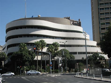 It is located at 77 dizengoff street in the white city of tel aviv area. Bauhaus Arquitetura: verdadeiras obras de arte em Tel Aviv