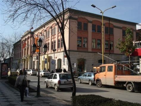 Bank disponon rrjetin më të gjërë të degëve prej 79 degësh. Intesa Sanpaolo Bank - Tirana