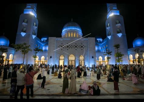 Shalat Tarawih Pertama Di Masjid Raya Sheikh Zayed Antara Foto