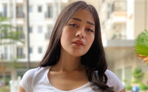 Kabar kedekatan gracia indri dan seorang lelaki bule pertama kali mencuat karena unggahan gisela cindy. Gracia Indri Kepergok 'Kencan' Bareng Pria Bule di Bali ...