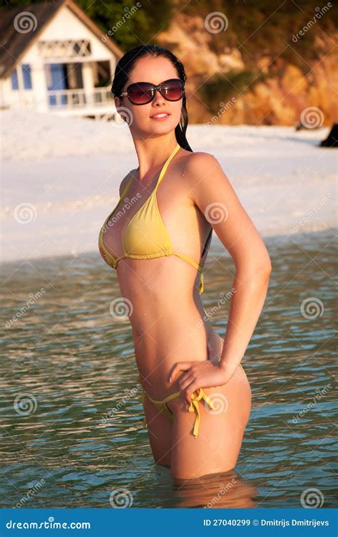 M Oda Pi Kna Kobieta W Bikini Pozyci W Wodzie Obraz Stock Obraz Z O Onej Z Oceany Osoba