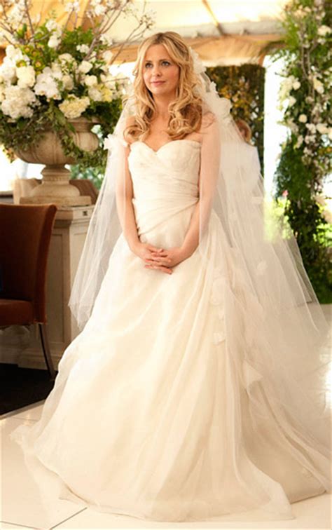 Sarah michelle gellar happily displayed her shiny new engagement ring after freddie prinze jr. Top 10 Celebrity Wedding Dresses in Movies and TV - Arabia ...