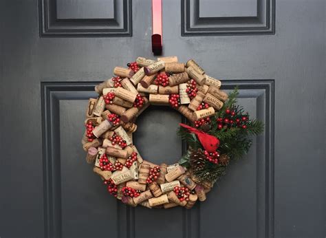E per insegnare ai bambini che basta poco per realizzare oggetti unici e preziosi, palle e decorazioni da appendere all'albero di natale, decorazioni natalizie per la casa o la tavola delle feste, corone da appendere alla porta di casa, calendari dell'avvento da aprire giorno dopo giorno e molto altro. Come creare una ghirlanda di Natale fai da te - MammaPoppins