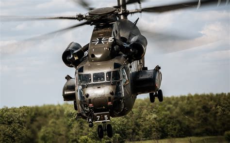 The sea stallion is operated by a crew of 5, including 2 pilots and a combat crew of 3 gunners. Wallpaper of Helicopter, Sikorsky CH-53 Sea Stallion ...