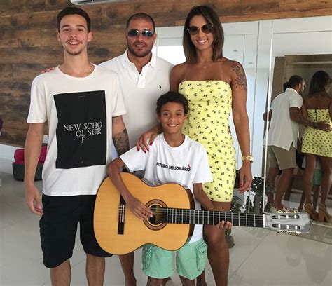 Deixa eu te amar, faz de conta que sou o primeiro na beleza desse teu olhar eu quero estar o tempo inteiro. Diogo Nogueira investe em exercícios e revela que se ...