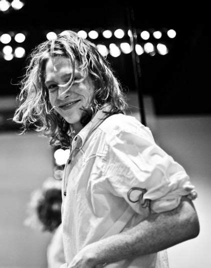Le livre numérique (en anglais : Caleb Landry Jones | Actor, Human, People