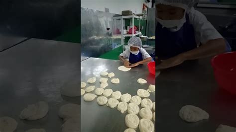 Lihat sahaja restoran yang menjual roti canai yang sedap, pasti penuh dengan pelanggan. Budak 9tahun tebar roti canai - YouTube