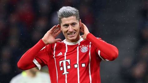 يُظهر حداثة طريفة حصلت مع المهاجم روبرت ليفاندوفسكي خلال التمارين مع منتخب بولندا. ليفاندوفسكي يحتكر جائزة أفضل لاعب في بولندا - RT Arabic