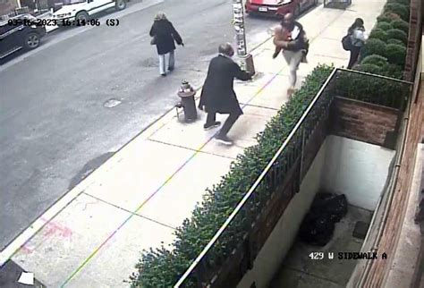 Video New York Bystander Caught On Camera Tackling Gunman Fleeing Police Helps Make Arrest