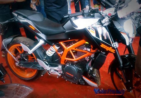 If ridden with a sane wrist, which is highly unlikely, the bike can easily run 30 kms for every litre of black gold. The 2014 KTM Duke 390 Midnight Black Color - Autopromag