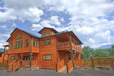 This cabin has an extremely convenient location is approximately 15 minutes from pigeon forge and about the same to the ski slopes of ober gatlinburg. Gatlinburg Cabin - Parkview Mansion - 9 Bedroom - Sleeps ...