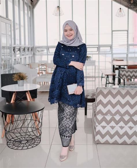 310.000 masih bahan, tersedia 4 warna, bahan nya sifon crepe halus dan tebal bisa di pakai ke pur. √ 50+ Model Kebaya Tile Modern, Mewah, Cantik, Terbaru 2020