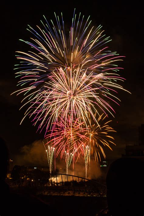 Castillo_pirotécnico_(fuegos_artificiales).ogv ‎(ogg multiplexed audio/video file, theora/vorbis, length 7 min 25 s, 320 français : Un Castillo de fuegos artificiales - Blog de fotografía de ...