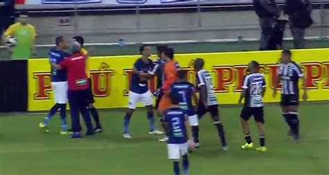Promessa de um jogo muito bom, digno da história do duelo. Resumo do domingo: golaço de Messi, vexame do Vitória e ...