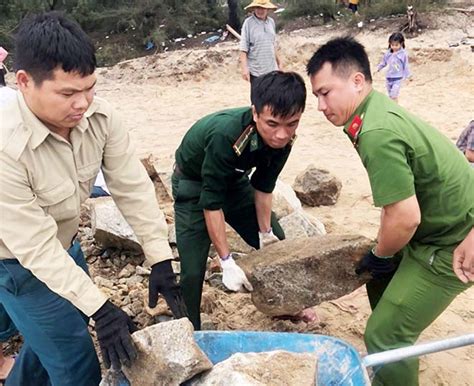 Thủ tướng nhấn mạnh, phòng chống dịch thì quan trọng nhất là chống lây nhiễm giữa người với người, kiểm soát được con người thì cắt được lây nhiễm. Sáng ngời hình ảnh người chiến sĩ Công an giúp dân giữa ...
