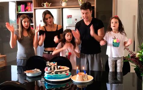 Iniciou sua carreira aos 9 anos, em 1982, ao participar de um comercial de leite. Rodrigo Faro comemora 44 anos cercado pelas filhas | OFuxico