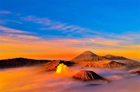 Indahnya Sunrise Di Puncak Gunung Bromo Plh Indonesia
