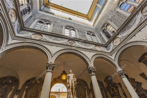 Palazzo Medici Riccardi In Florence — Stock Photo © Boggy22 127582120