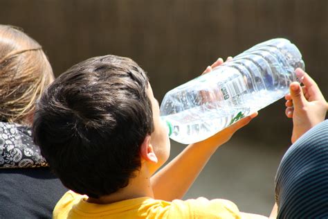 Banco De Imagens Pessoa Menino Bebendo Garrafa Criança água