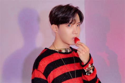 J Hope Shows His Outfit In A Very Fun Way Somag News
