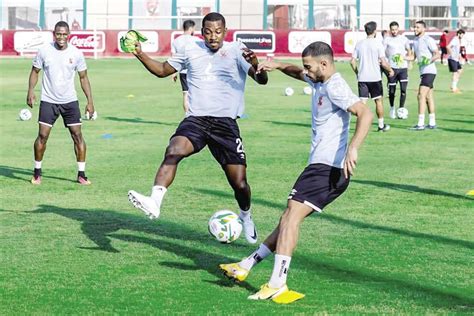 القنوات الناقلة لمباراة الأهلي وصن داونز، الأهلي وصن داونز مباشر، مشاهدة مباراة الأهلي وصن داونز بث مباشر ومن جانبه أعلن بيتسو موسيماني، المدير الفني للفريق الأول لكرة القدم بالنادي الأهلي، تشكيل الفريق لمباراة صن داونز التي تنطلق في الثالثة عصر اليوم. الأهلي يستأنف تدريباته استعدادًا لمواجهة صن داونز | المصري ...