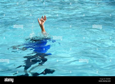 Chico masculino luchando bajo el agua ahogándose en la piscina
