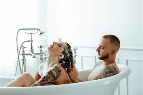 Hier erfahrt ihr, worauf ihr achten solltet, damit. Paar in einer badewanne | Kostenlose Foto