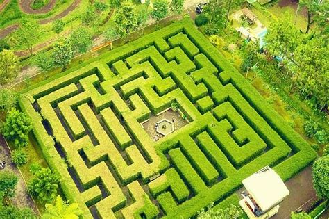 Di area sebelum pintu masuk, terdapat menara yang dapat digunakan untuk melihat area labirin. Taman Labirin Medan
