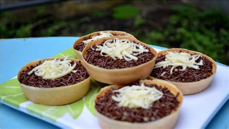 • langkah pertama siapkan wadah, masukkan tepung terigu, gula • panaskan panci ( teflon ) terlebih dahulu. Cara Membuat Martabak Manis Mini, Mudah dan Bikin ...