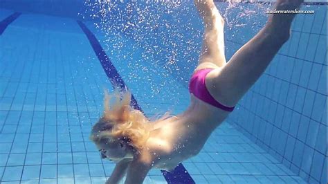 Hot Elena Shows What She Can Do Under Water