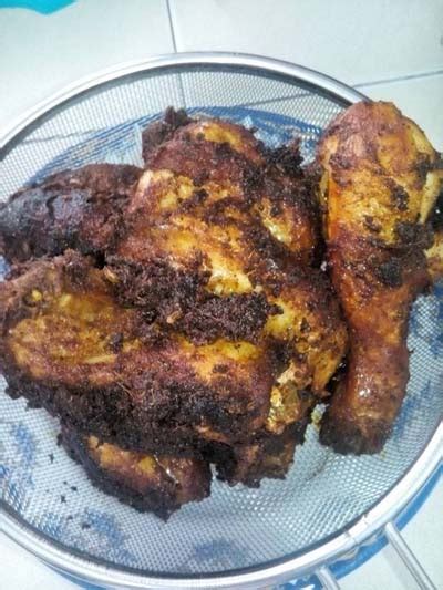 Untuk konteks malaysia, masakkan kari sangat sinonim dengan masakkan india dan juga masakkan melayu. ayam: Resepi Ayam Goreng Kari Mamak