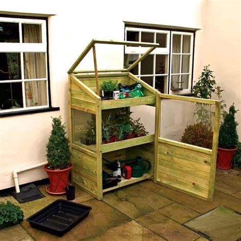 Not only does this take quite a bit of time and planning, it obviously requires some skills that you may or. pallet greenhouse - Google Search | Mini greenhouse, Diy ...