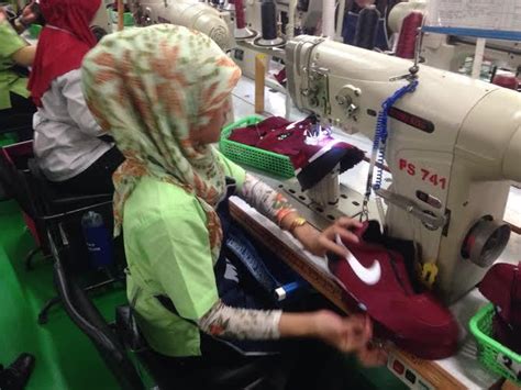 Konveksi buat sepatu langsung di pabrik dapatkan info video lainnya dengan subscribe chanel kami : Buruan Lamar, Nike Membangun Pabrik Sepatu Baru di Majalengka!