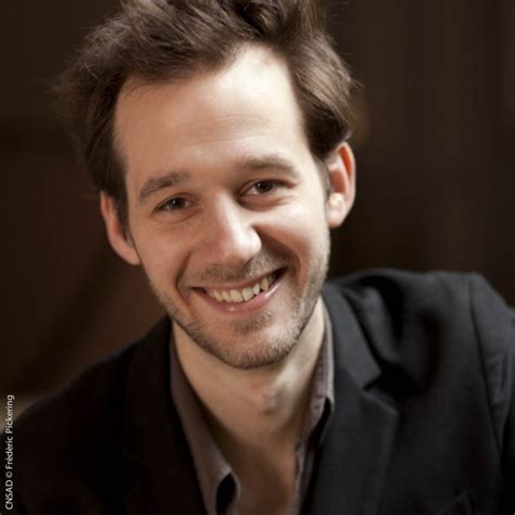Benjamin lavernhe réendosse le costume du drh névrosé propulsé… Benjamin LAVERNHE | Agence Brulier Communication