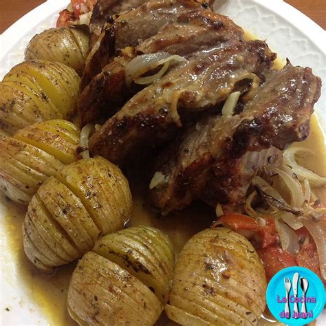 Poner en una bandeja la pierna de cordero embadurnada de manteca de cerdo. Pierna de cordero al horno