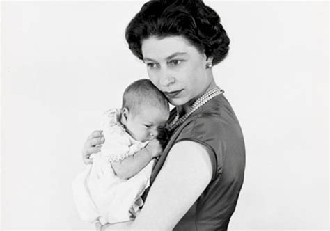 Miként lehet, hogy senki sem látta a válság közeledtét? Kismamaképek! Az anyakirálynő, II. Erzsébet, Diana ...