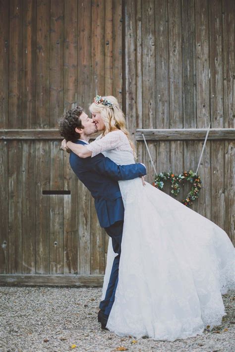 Am besten geht ihr den exakten ablauf der trauung und der hochzeitsfeier mit den trauzeugen, brautjungfern und anderen helfern durch. Gut Sedlbrunn: Hochzeit unterm Walnussbaum Fotografie ...