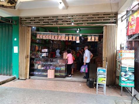 Toko Oleh Oleh Andalas (Banjarmasin, Indonesia) - Review
