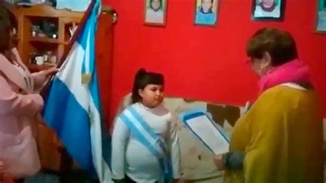Remedio para la enfermedad de meniere #1.mezclar 2 cucharadas. La niña que hizo la promesa a la Bandera en su casa por ...