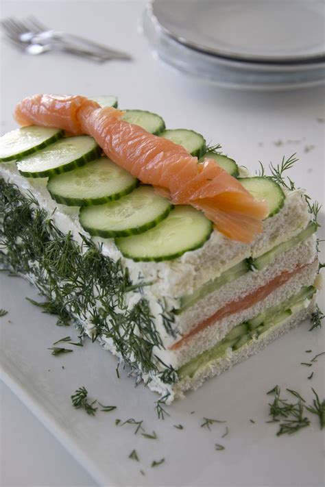 Broodtaart met zalm en komkommer