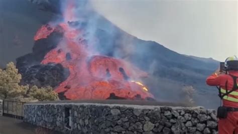 Video: Volcán de La Palma derrama una tercera colada de lava tras el