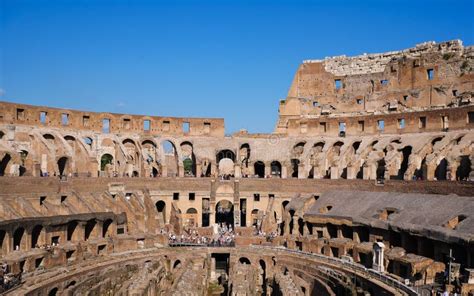 O Interior Do Coliseu Em Roma Itália Completo Com Turistas