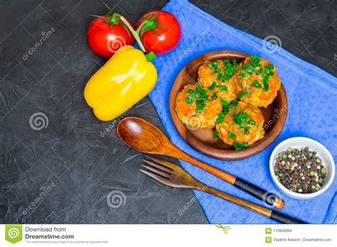 Sono facili da preparare e faranno. Polpette Con Riso E Carne In Un Piatto Di Legno Posto Per ...